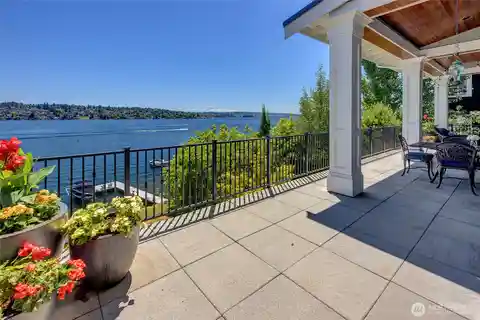 Like a Nantucket Retreat on Lake Washington