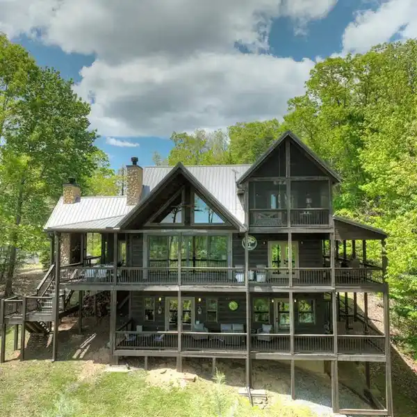 MOUNTAIN ESCAPE WITH BREATHTAKING VIEWS