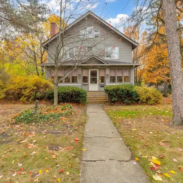 EXPANSIVE ESTATE WITH TIMELESS CHARACTER AND POTENTIAL