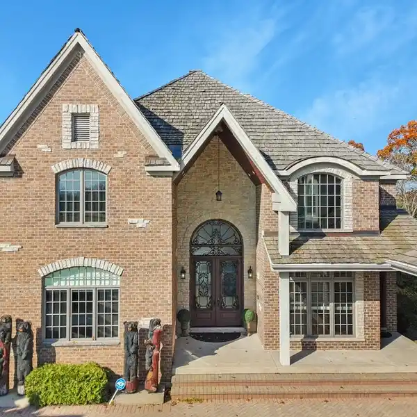 GRAND LAKEFRONT ESTATE WITH EXCEPTIONAL AMENITIES