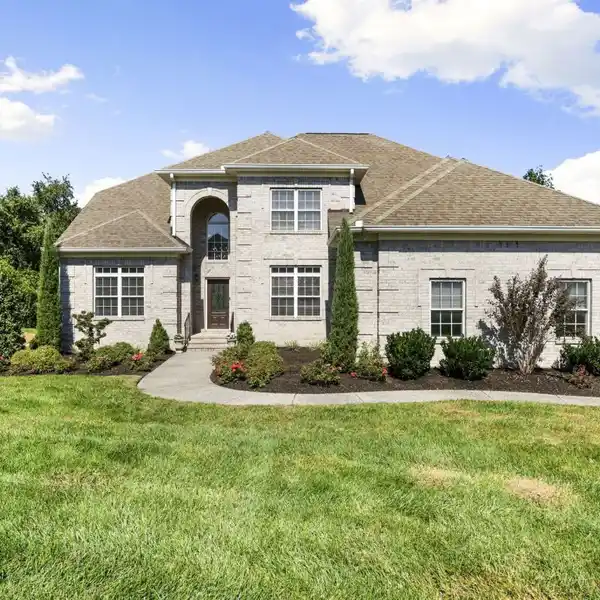 NEWLY RENOVATED BEAUTY