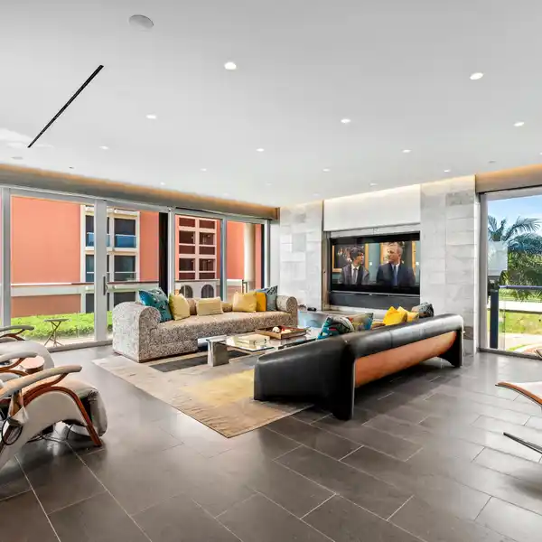 EXQUISITE RESIDENCE AT BREAKERS ROW