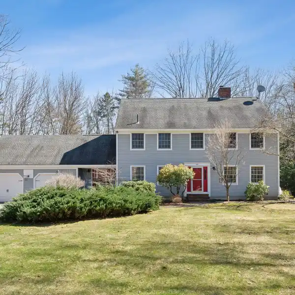 TRANQUILLY AND CONVENIENCE ON OVER SIX ACRES