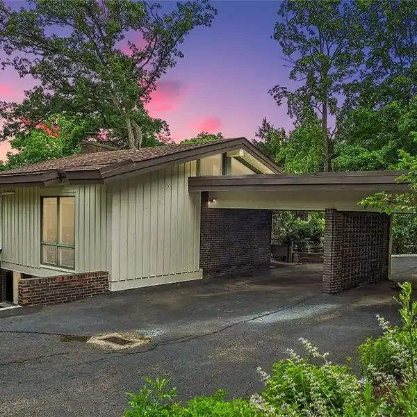 MID-CENTURY MODERN HOME IN A PRIVATE WOODED ENCLAVE