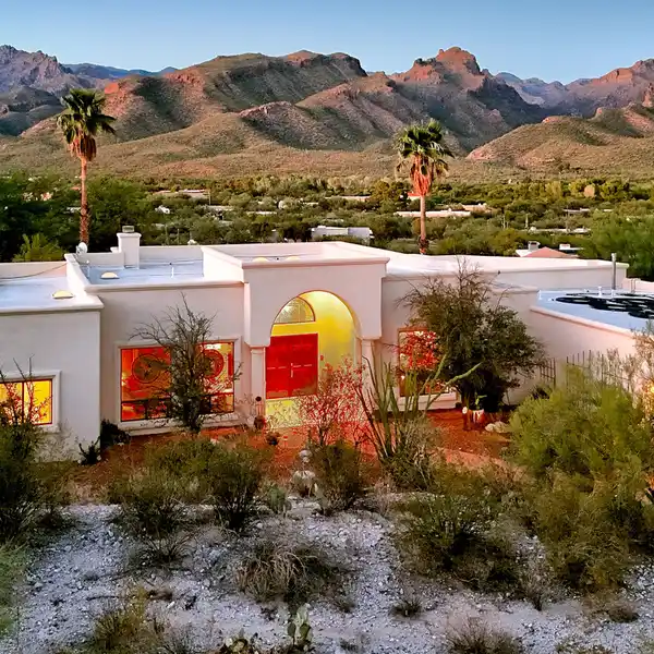 ELEGANT TUCSON OASIS WITH SPARKLING POOL