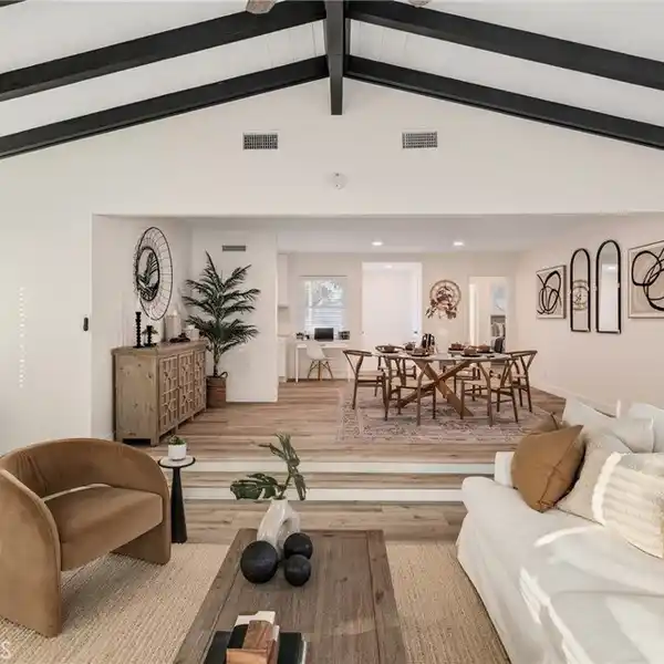 BEAUTIFULLY RENOVATED HOLLYGLEN HOME