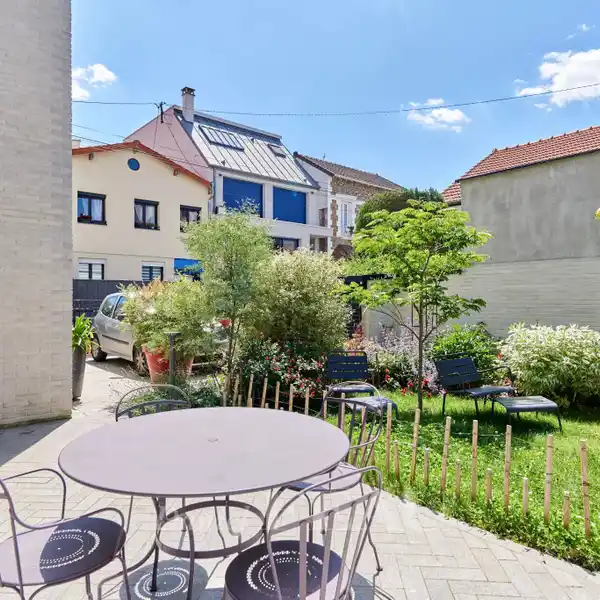 NEARLY NEW ARCHITECT-DESIGNED HOME