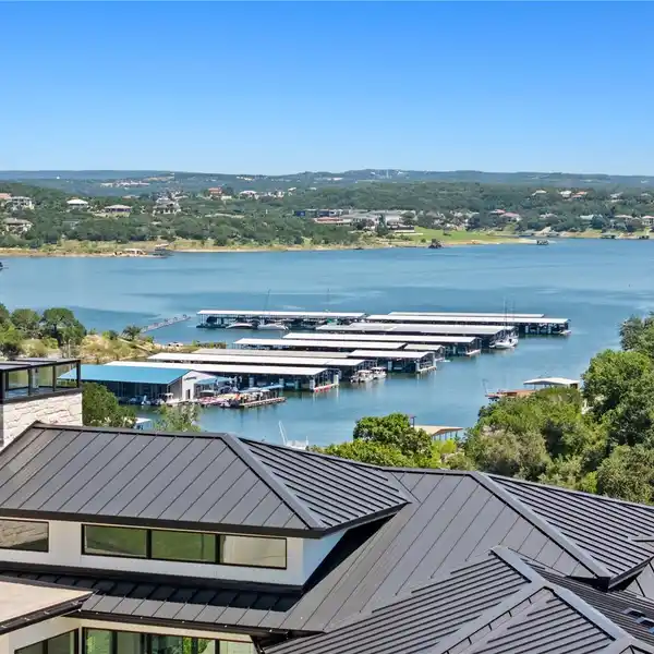 BREATHTAKING MODERN RESIDENCE IN THE HEART OF LAKEWAY