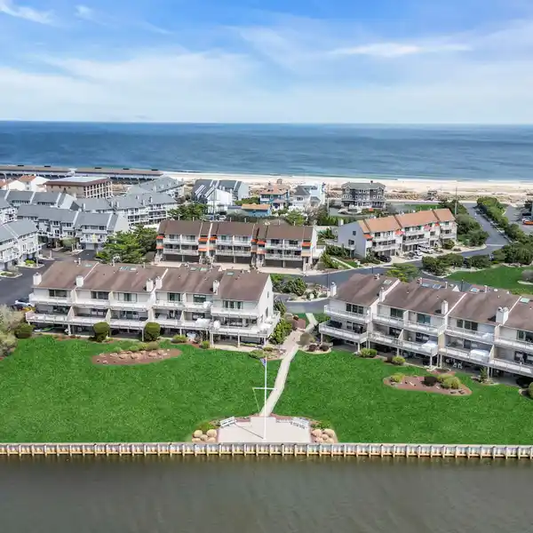 EXCEPTIONAL TOWNHOUSE IN OCEAN REEF