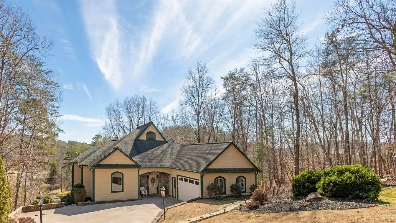 Expansive Open Plan Home in Rumbling Bald