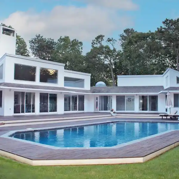 PRIVATE QUOGUE ESCAPE WITH HEATED POOL AND PERGOLA