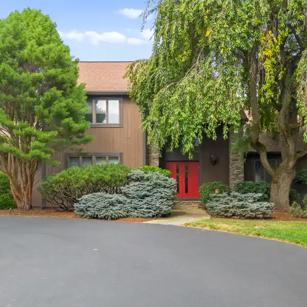 ELEGANT 5,300 SQ. FT. ESTATE ON 3 MANICURED ACRES IN NORTHEASTERN PA