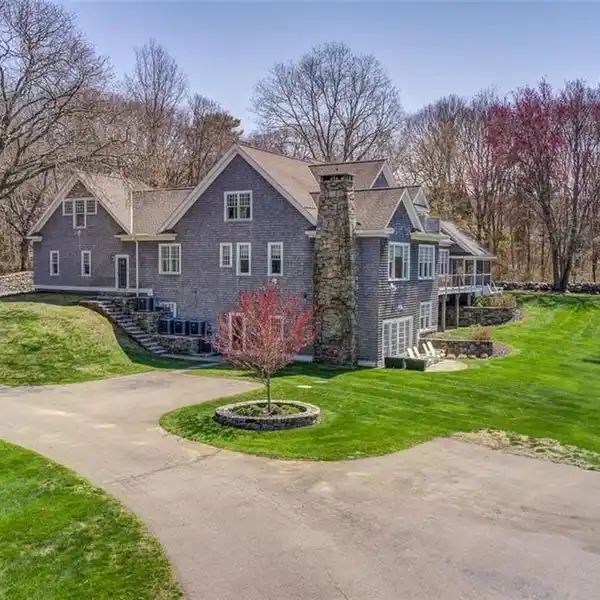 ARCHITECTURALLY DESIGNED SHINGLED COTTAGE ON 1.81 ACRES