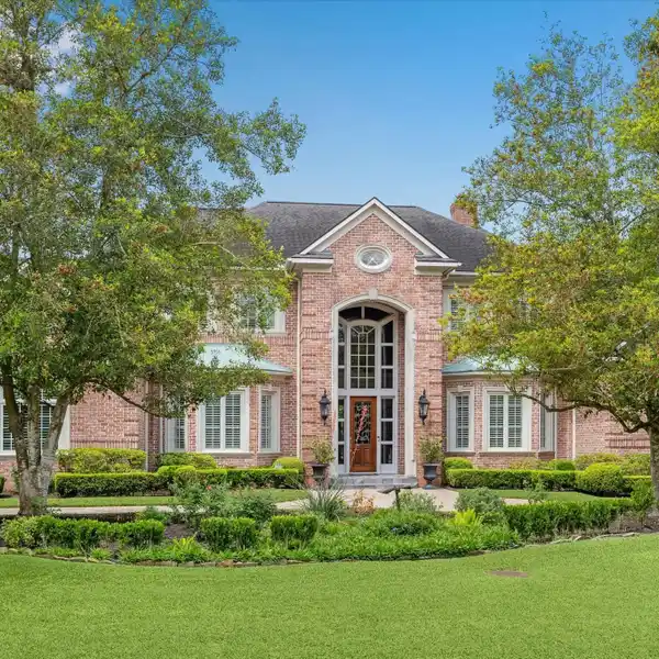 SPRAWLING ESTATE IN THE HEART OF PINEY POINT VILLAGE