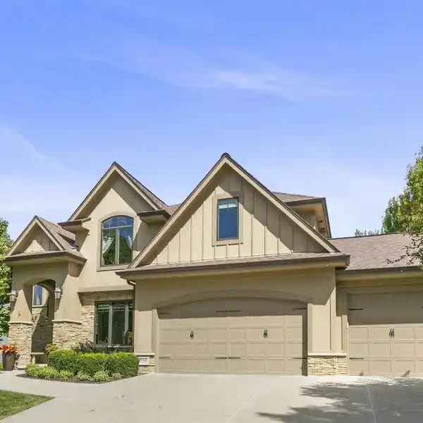 SPECIAL HOME IN WEST BAY WOODS 2