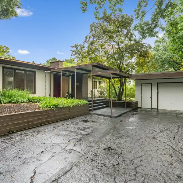 STYLISH MID CENTURY MODERN RETREAT