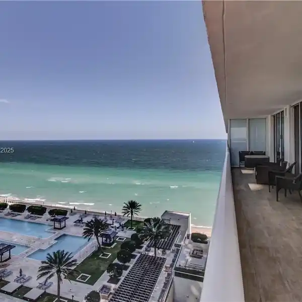 ELEGANTLY DESIGNED RESIDENCE WITH BREATHTAKING VIEWS