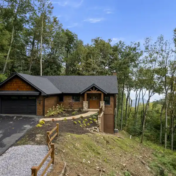 STUNNING MODERN LOG HOME