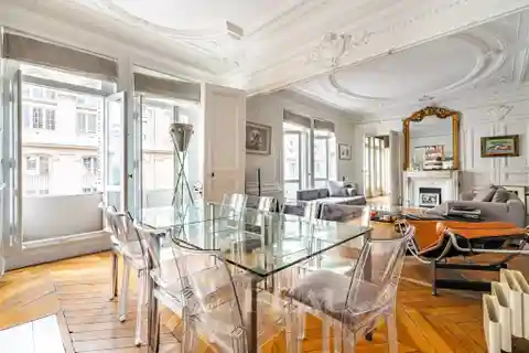 Elegant Full-Floor Apartment