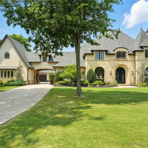SOPHISTICATED LIVING IN THE BLUFFS AT STONE CANYON