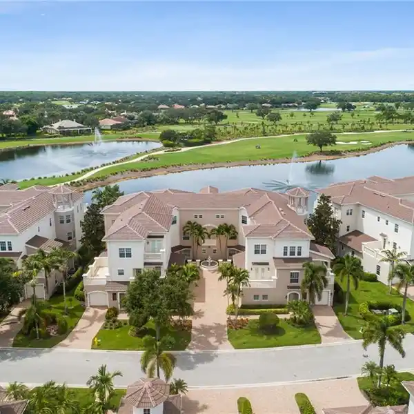 WONDERFULLY FURNISHED RESIDENCE IN ONE OF NAPLES' MOST DISTINGUISHED GOLF COMMUNITY