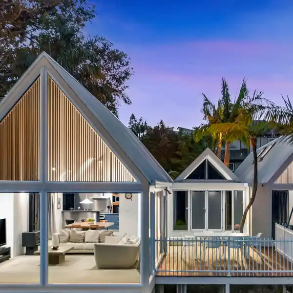 WATERFRONT SINGLE-LEVEL SHOWSTOPPER
