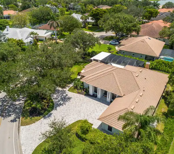 SERENE MONTEREY RESIDENCE NEAR BEACHES AND AMENITIES