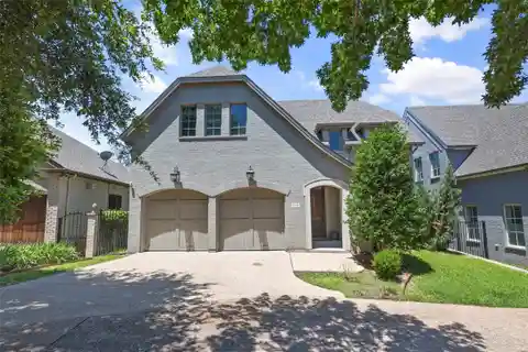 Beautifully Maintained Lock-And-Leave Home