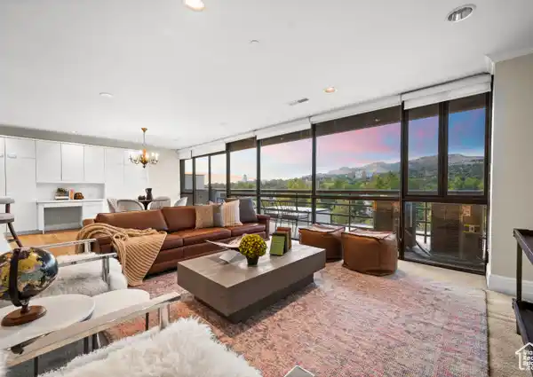 RARE RESIDENCE IN GOVERNOR'S PLAZA