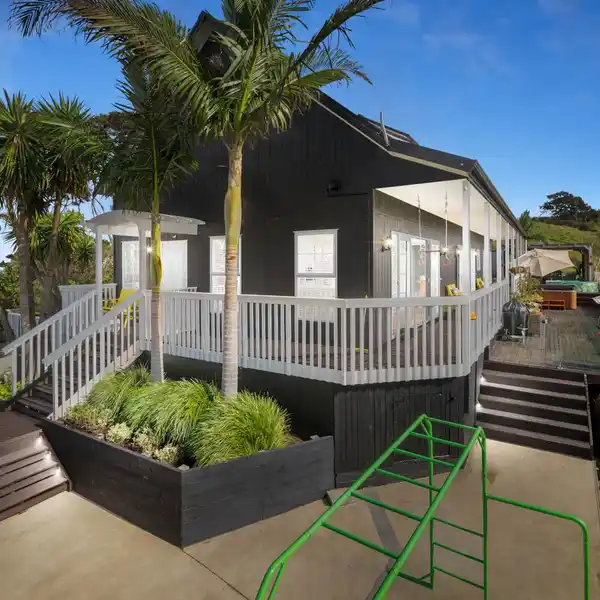 MODERN COUNTRY ELEGANCE ON SPRAWLING ACREAGE