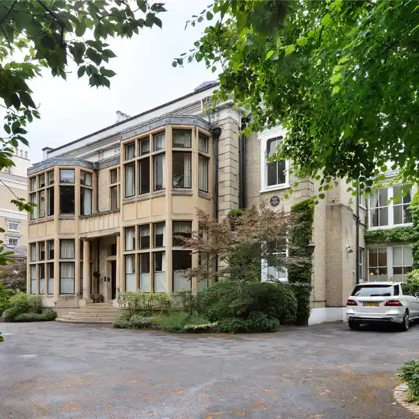 EXCEPTIONAL FIVE BEDROOM APARTMENT