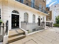 OUTSTANDING SIX BEDROOM HOME