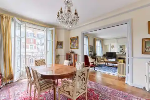 Spacious 1930s Apartment with Balcony & Charm