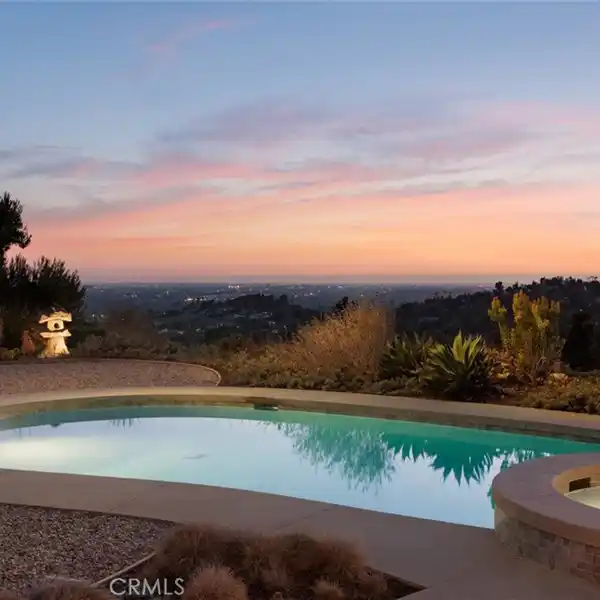 ARCHITECTURAL HILLTOP RETREAT