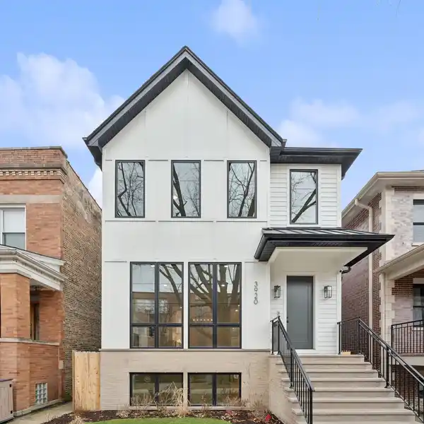 REFINED NEW CONSTRUCTION IN NORTH CENTER