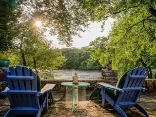 Serenity and Convenience in the Coveted Oaks Neighborhood