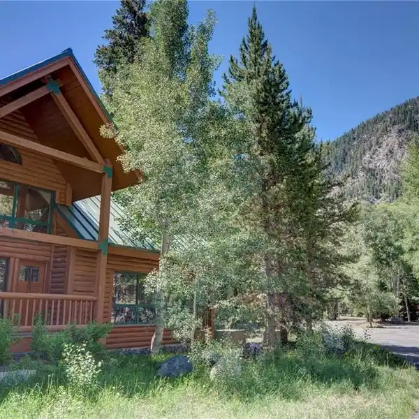 BEAUTIFULLY MAINTAINED SINGLE-FAMILY HOME