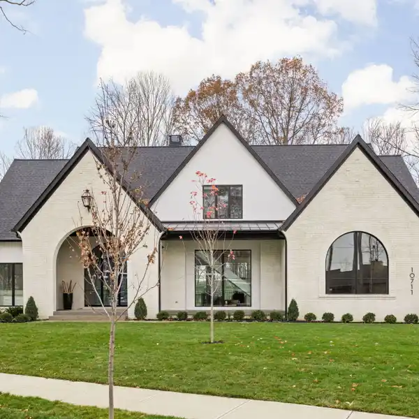 DESIGNER LUXURY HOME ON THE GOLF COURSE IN HOLLIDAY FARMS