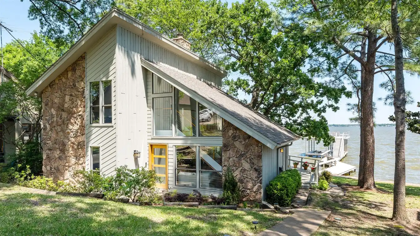 Updated Lake House in Heather Woods