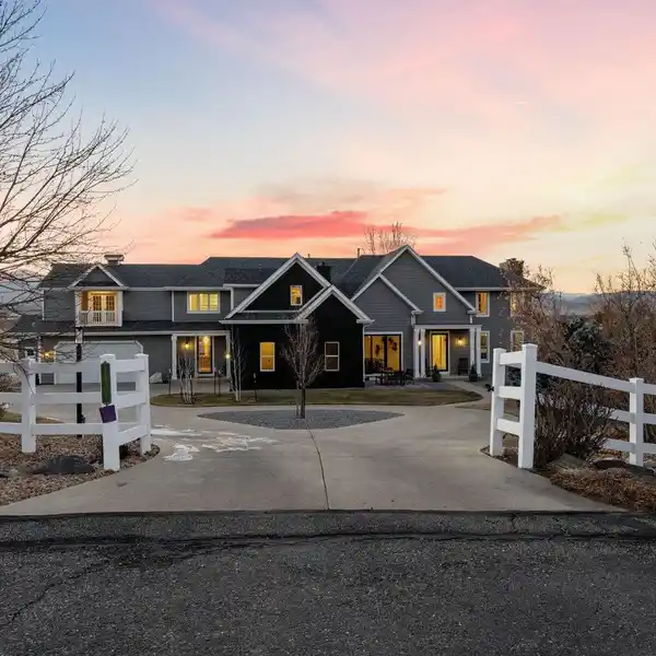 MODERN SOPHISTICATION WITH TRANQUIL COUNTRY LIVING
