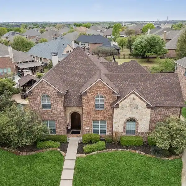 UPDATED BEAUTY IN SOUGHT-AFTER GENTLE CREEK