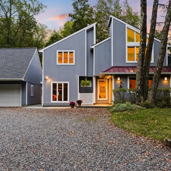 MODERN ARTISTIC RETREAT IN LITTLEBROOK