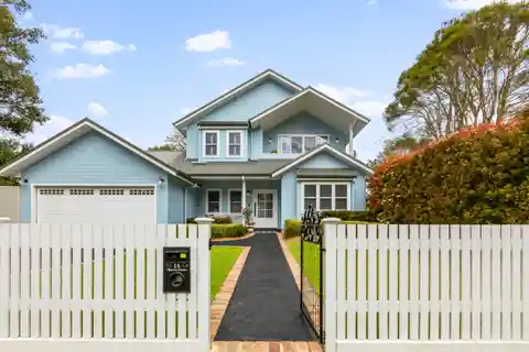 Stunning Residence Opposite Glenbrook Lagoon
