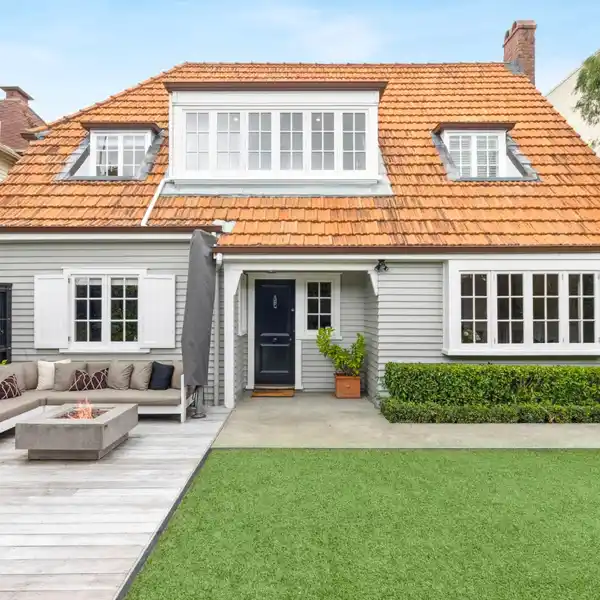 REMARKABLE 1920S ARTS AND CRAFTS RESIDENCE