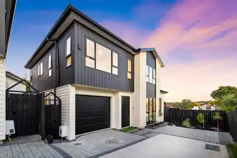 Modern Luxury Steps from the Shoreline