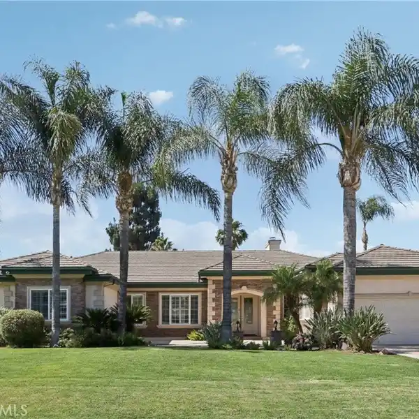 CUSTOM-BUILT ESTATE WITH DETACHED GARAGE