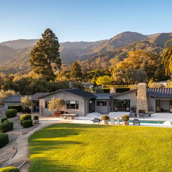 MODERN ELEGANCE AND SOPHISTICATION IN RIVEN ROCK