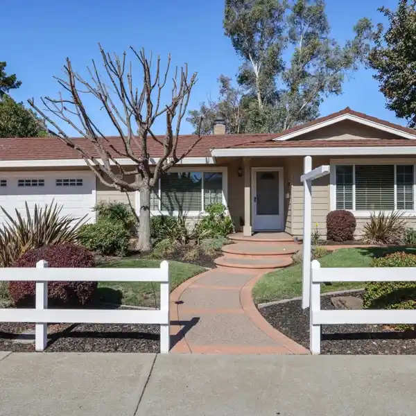 GAZEBO RETREAT WITH LUSH PRIVATE SANCTUARY