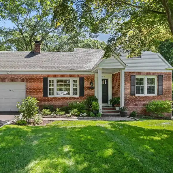 STYLISH GEM WITH FLEXIBLE LIVING SPACES