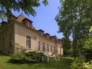 Magnificent Property in Sought-After Glatigny